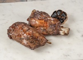 CODILLO DE CERDO BRASEADO AL AJO NEGRO